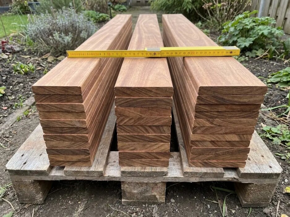 Ipe fence slats in 50, 70 and 90 mm widths stacked side by side on a pallet Ipe fence slats in 50, 70 and 90 mm widths stacked side by side on a pallet