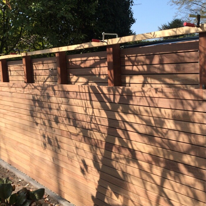 9 cm slatted fence with 9.0 x 9.0 poles in Ipe wood