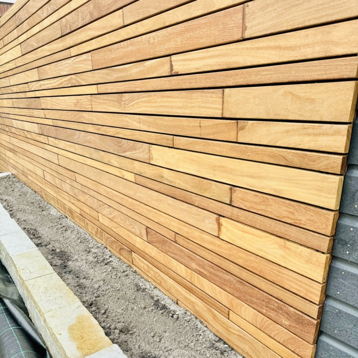 Close-up of the concealed fastening of Ipé slats with black Cobra clips.