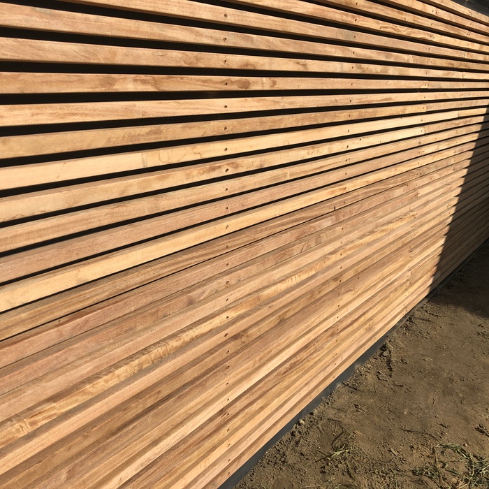 Contemporary fence with 4.0 cm thick beams as slats