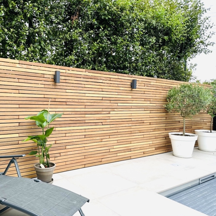 Contemporary fence with 5.0 cm slats horizontally and mounting clips made of ipe hardwood
