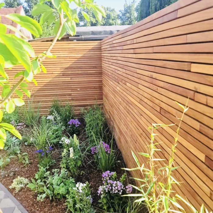 Contemporary fence with 5.0 cm slats horizontally mounted with mounting clips made of ipe hardwood