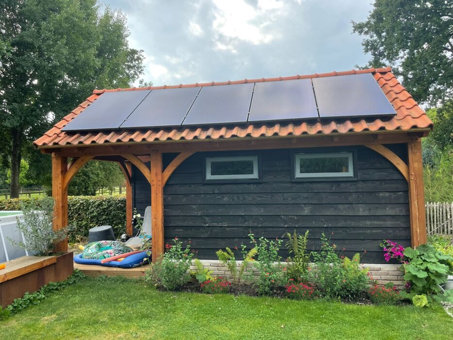 Douglas overkapping met zonnepanelen