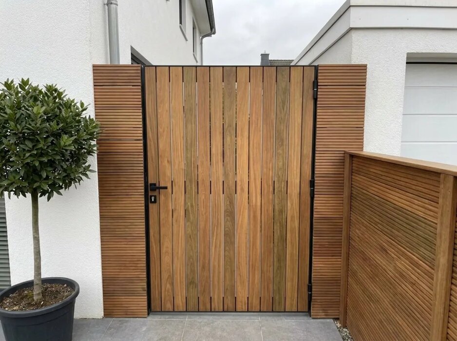 Ipe bespoke gate in a side passage, clad on both sides with 70 mm slats