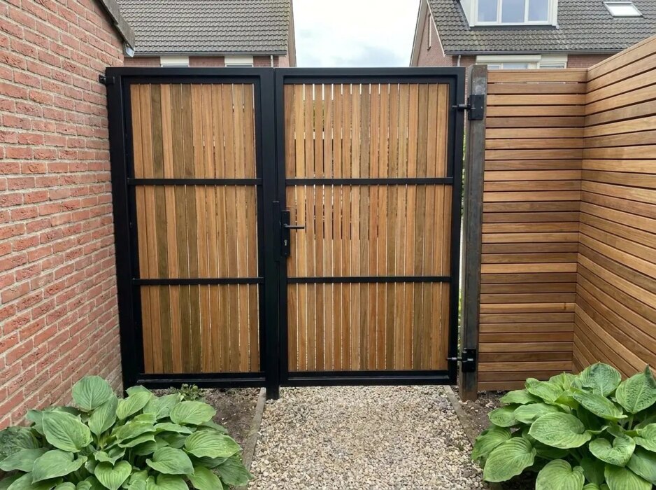 Ipe bespoke gate clad on one side with 90 mm slats, back view