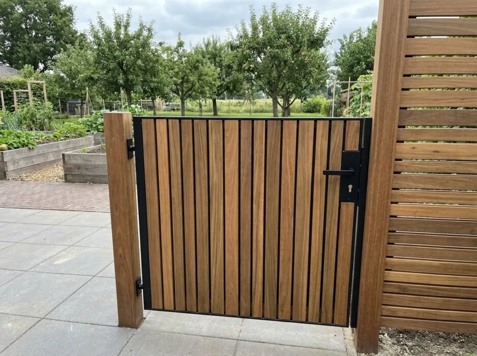 Ipe bespoke low gate inside the garden, 90 mm slats