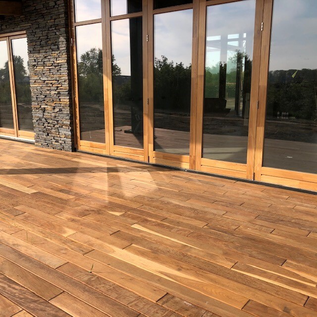 Decking ipe with clips with no visible screws