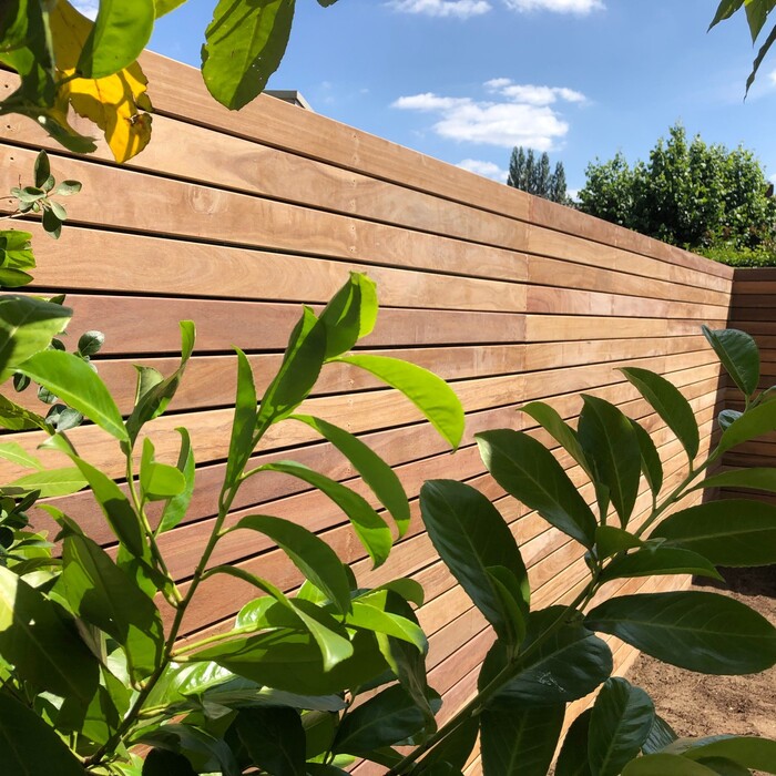 Design garden screen with horizontal 9 cm slats