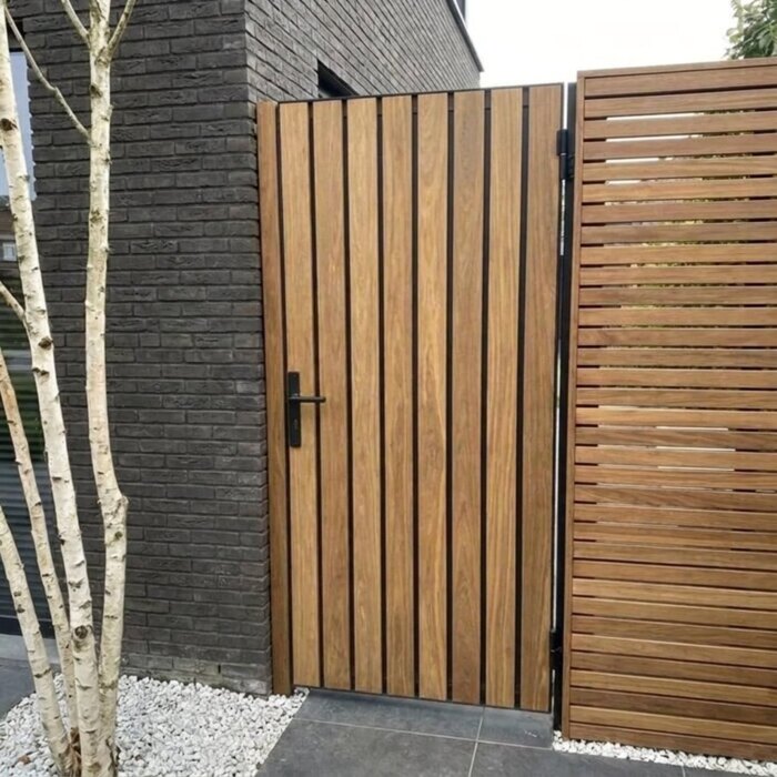 Ipe garden gate with 90 mm slats at a modern house