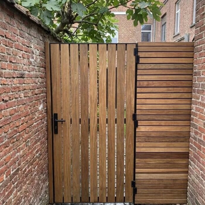 Ipe garden gate with 90 mm slats between old brick walls
