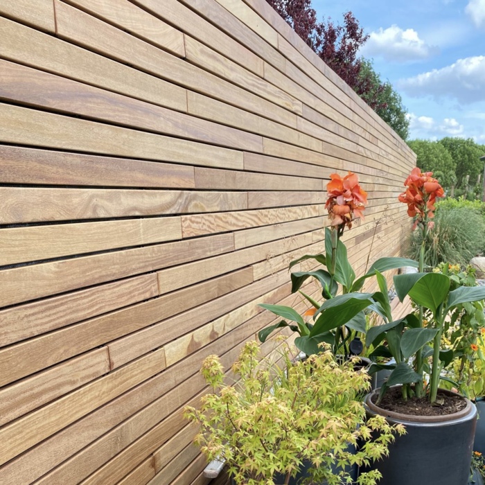 7 cm wide slats combined with UV-resistant black EPDM fabric.