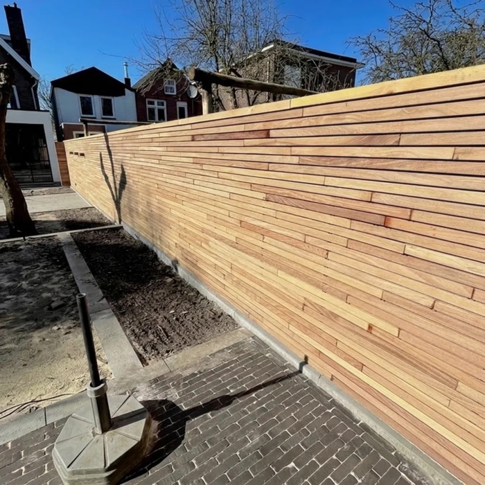 Long teak fence with narrow 50 mm slats