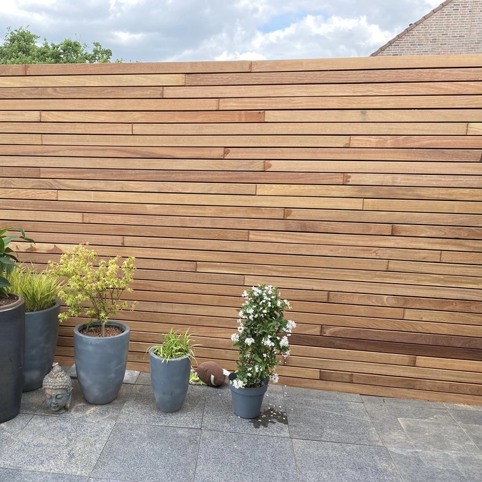 High-quality 7 cm Ipé hardwood profile for a sturdy and luxurious yard fence.