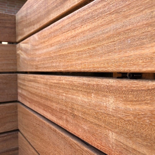 Maintenance-free fence made of 7 cm Ipé planks with a 30-year lifespan.