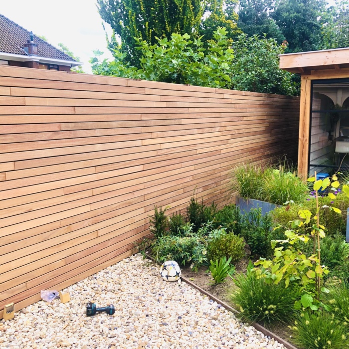 Exclusive slatted fence made from 7.0 cm wide ipe hardwood slats with EPDM.