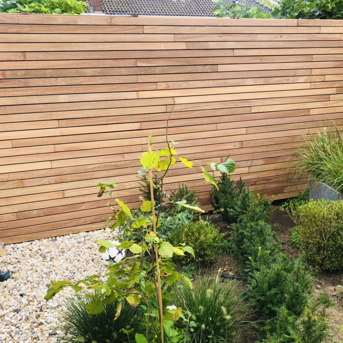 Exclusive slatted fence made from 7.0 cm wide ipe hardwood slats with EPDM.