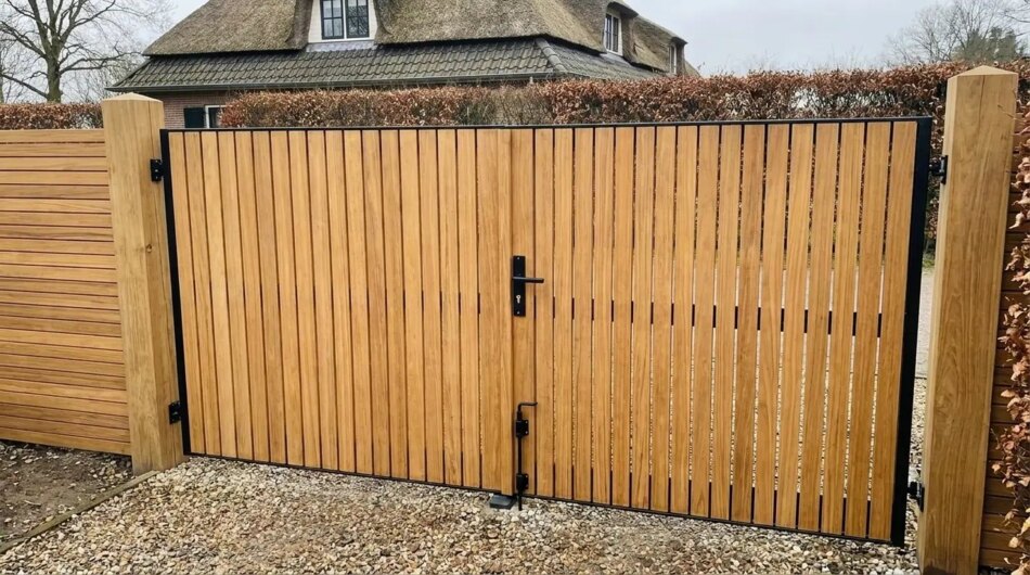 Teak bespoke double gates at a country house, 70 mm slats