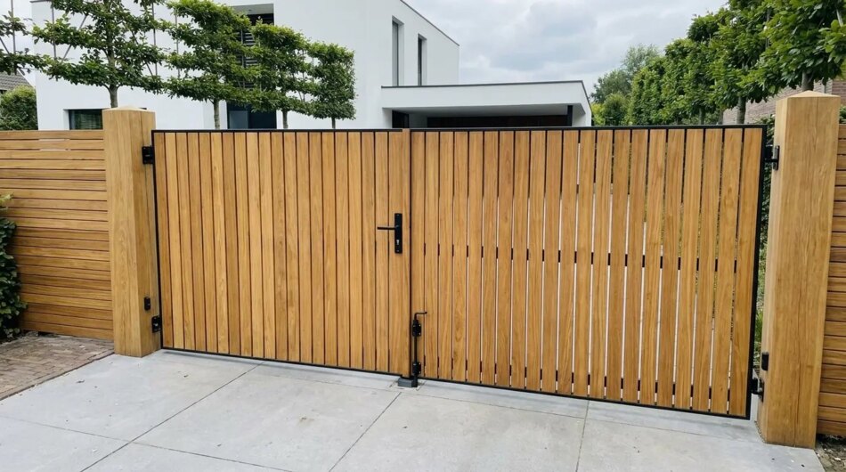 Teak bespoke double gates at a modern house, 50 mm slats