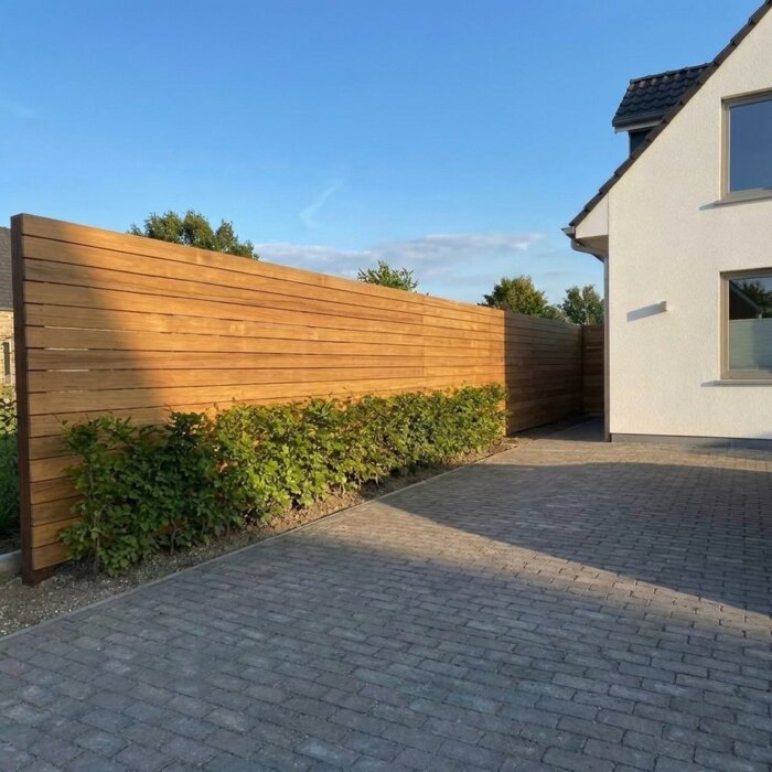 Along the drive: Teak fence with 9 cm slats along a driveway with a beech hedge