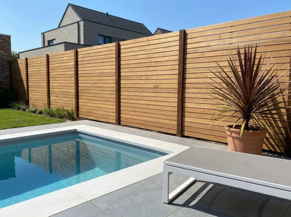 Teak fence with 9 cm slats beside a swimming pool in a modern garden