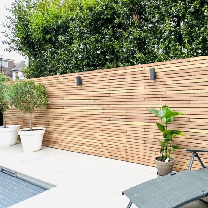 Teak slatted fence with horizontal 50 mm slats on a patio