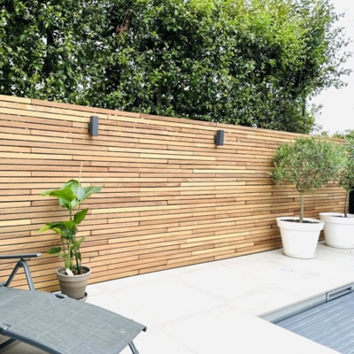 Contemporary fence with 5.0 cm slats horizontally and mounting clips made of ipe hardwood