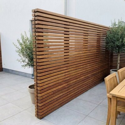 Ipe batten fence 40 x 40 mm single sided next to a patio