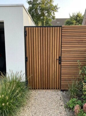 Ipe garden gate with 40 x 40 mm battens, double sided and private, at the rear access