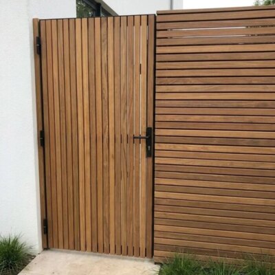 Ipe garden gate with 50 mm slats at the side entrance of a house