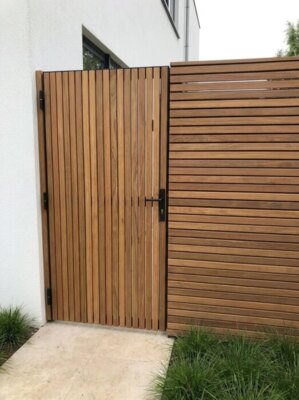 Ipe garden gate with 50 mm slats at the side entrance of a house
