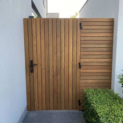Ipe garden gate with 70 mm slats in a narrow side passage