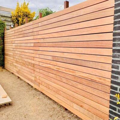 Modern fencing with 9 cm slats and invisible clips.
