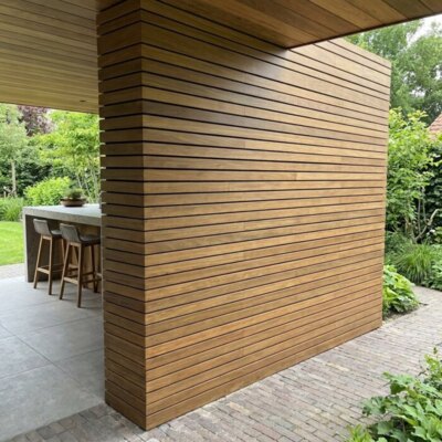 Ipe slatted wall with 50 mm slats by an outdoor kitchen