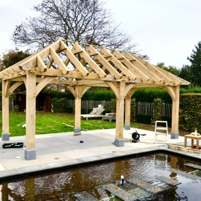 Luxe overkapping op maat van Douglas of eikenhout met ambachtelijke houtverbindingen