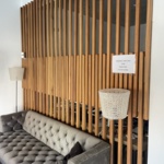 Construction of an Ipé design wall with horizontal frame and vertical 4x4 beams