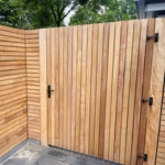 Ipe modern gate with 7.0 cm slats