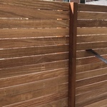 Luxury garden inspiration: Sleek Ipé fence with 7 cm wide wooden slats.