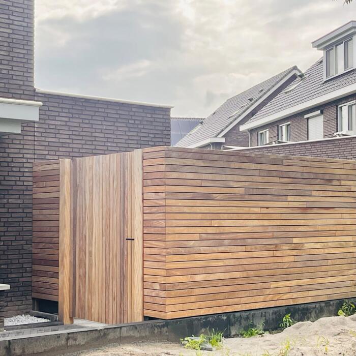 Fence of 9.0 cm slats with gate and heavy gate posts.