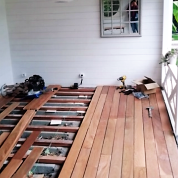 Luxury 2.1 cm thick Ipé hardwood decking boards in a modern garden