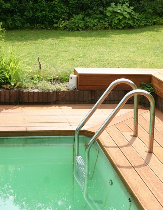 Luxury Ipé decking boards 2.1 x 14 cm around pool with clips
