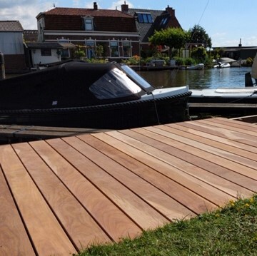 Luxury Ipé hardwood jetty without visible screws by the water